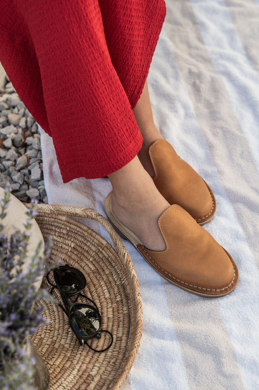 Vamp Closed Sandal Tan