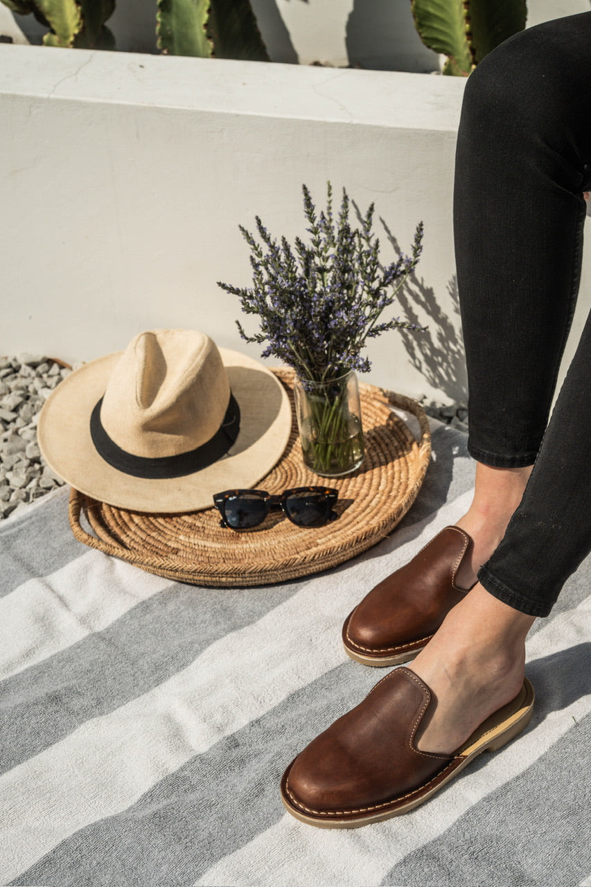 Vamp Closed Sandal Brown