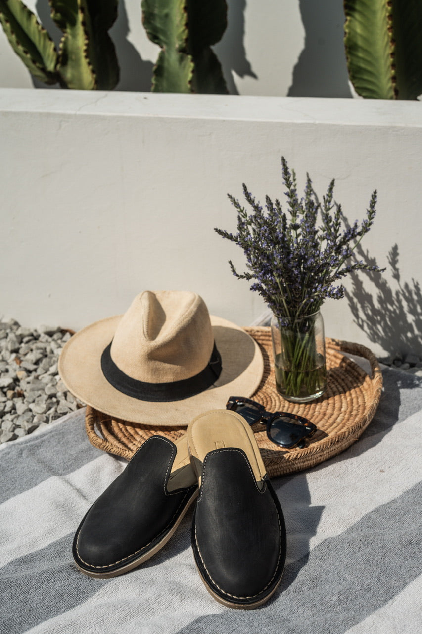 Vamp Closed Sandal Black
