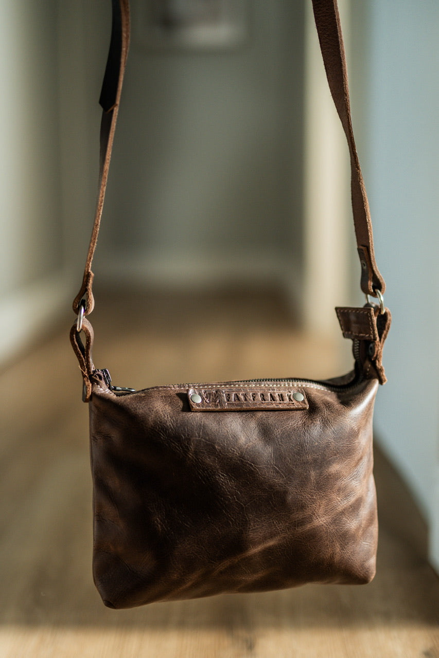 LARGE SQUARE SLING HANDBAG BROWN